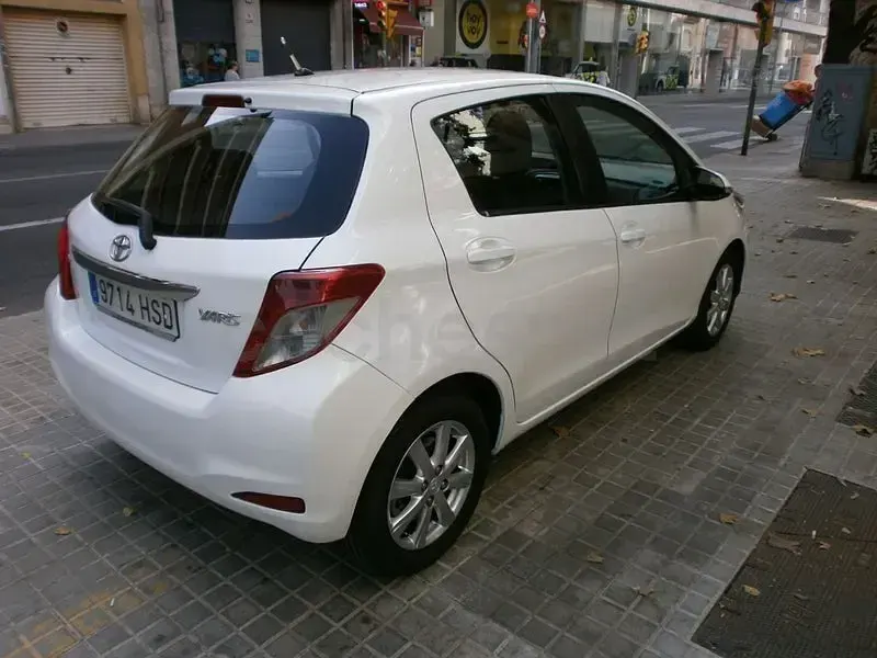 Usado Toyota Yaris Active 99 CV (72 kW) 2013 Blanco Utilitario