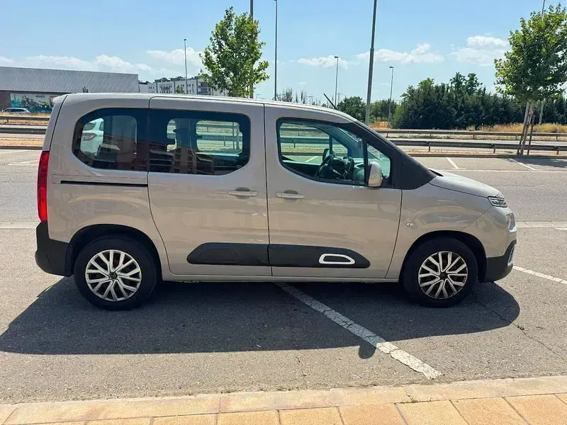 Usado Citroën Berlingo Feel 110 CV (80 kW) 2021 Gris / plata Monovolumen