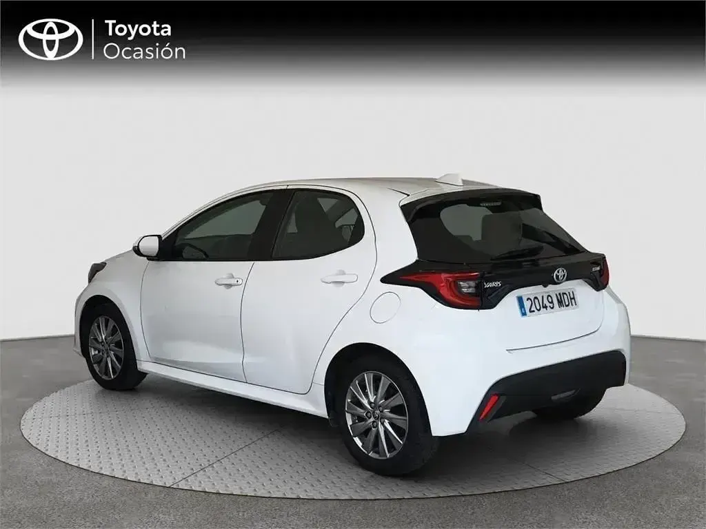 Usado Toyota Yaris Hybrid Active 116 CV (85 kW) 2023 Blanco Monovolumen