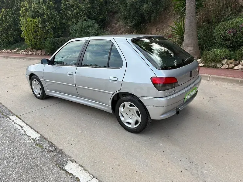 Begagnad Peugeot 306 90 HK (66 kW) 1999 Grå Sedan