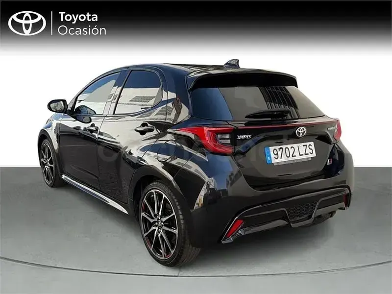 Usado Toyota Yaris Hybrid Sport 116 CV (85 kW) 2022 Negro Berlina