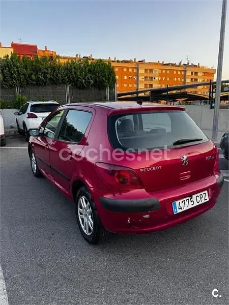 Usado Peugeot 307 110 CV (80 kW) 2003 Rojo Berlina