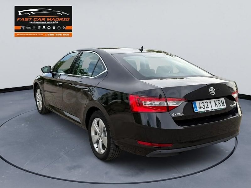 Usado Skoda Superb Style 150 CV (110 kW) 2018 Negro Berlina