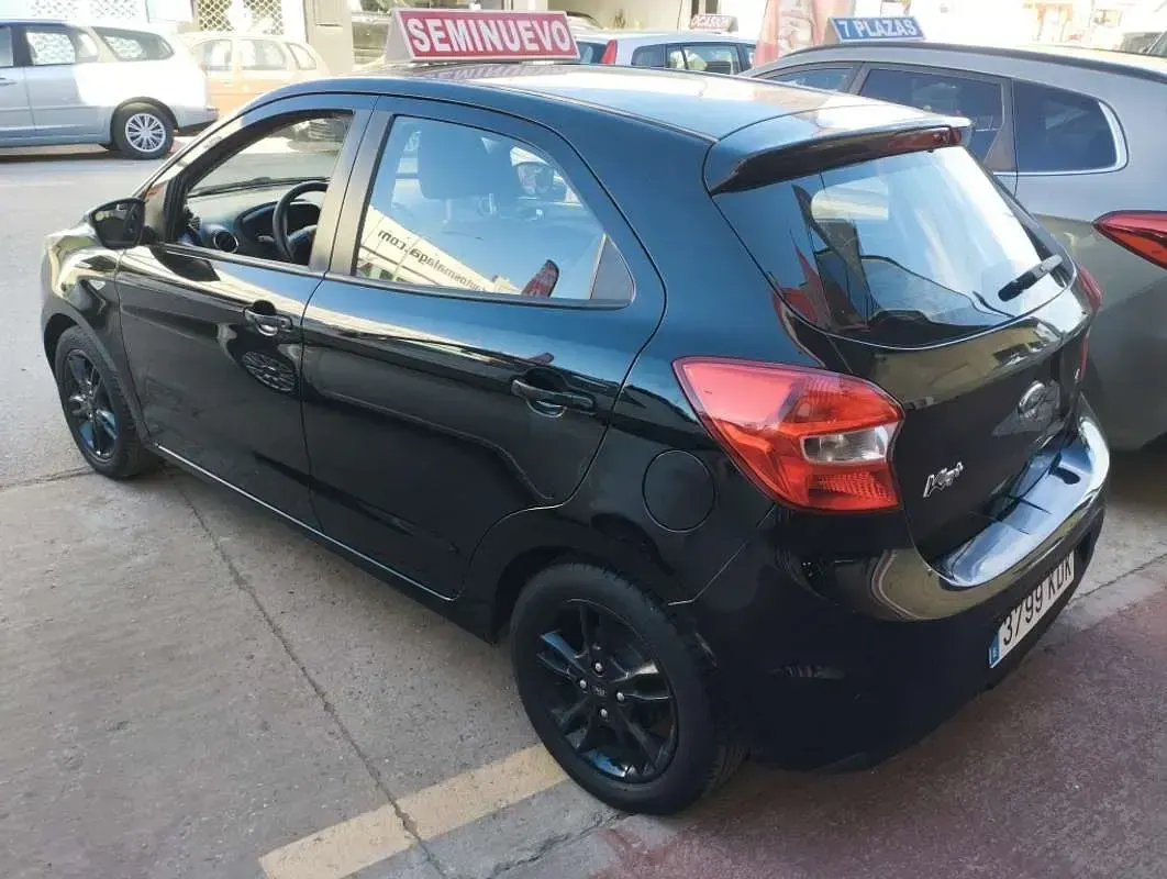 Usado Ford Ka Plus Ultimate 86 CV (63 kW) 2017 Negro Utilitario