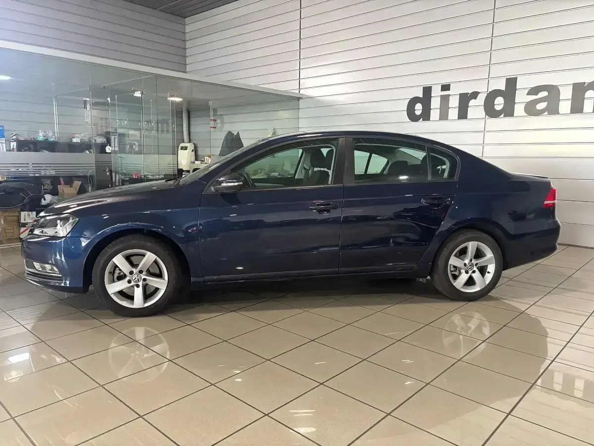 Usado VW Passat Edition 105 CV (77 kW) 2014 Azul Berlina