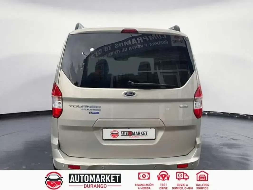 Usado Ford Tourneo Courier Ambiente 102 CV (75 kW) 2015 Beige Monovolumen