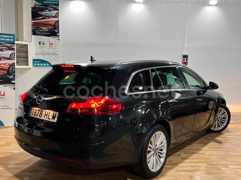 Usado Opel Insignia Sportive 160 CV (117 kW) 2012 Marrón Familiar