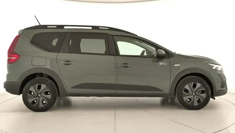 Usado Dacia Jogger Expression 101 CV (74 kW) 2025 Verde Monovolumen