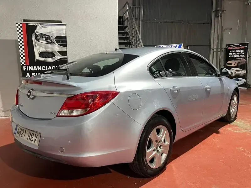 Usado Opel Insignia Selective 130 CV (95 kW) 2013 Gris / plata Berlina