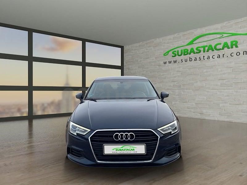 Usado Audi A3 116 CV (85 kW) 2019 Azul Berlina