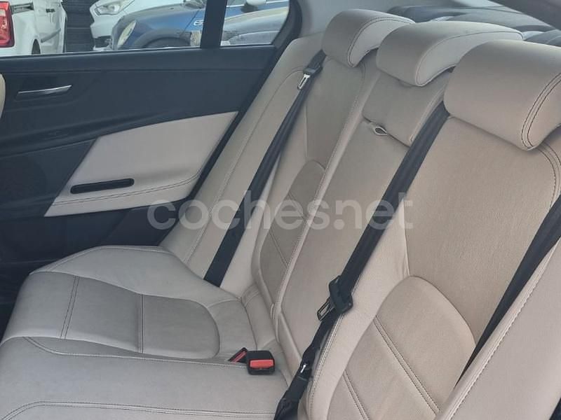 Usado Jaguar XE SE 180 CV (132 kW) 2020 Gris / plata Berlina