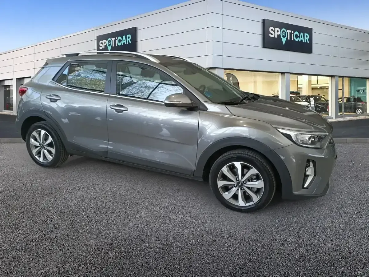 Usado Kia Stonic 100 CV (73 kW) 2025 Gris SUV