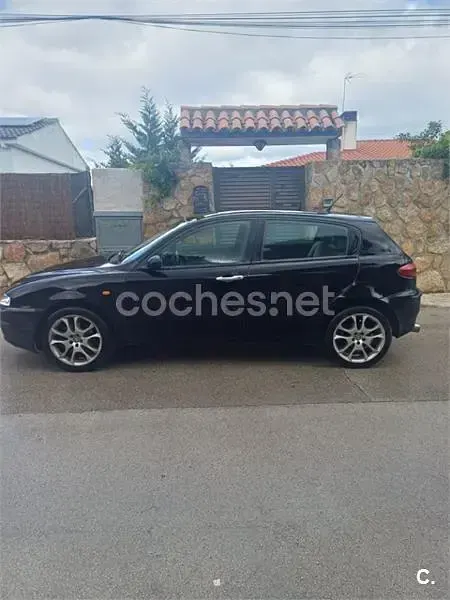 Usado Alfa Romeo 147 Distinctive 120 CV (88 kW) 2001 Negro Utilitario