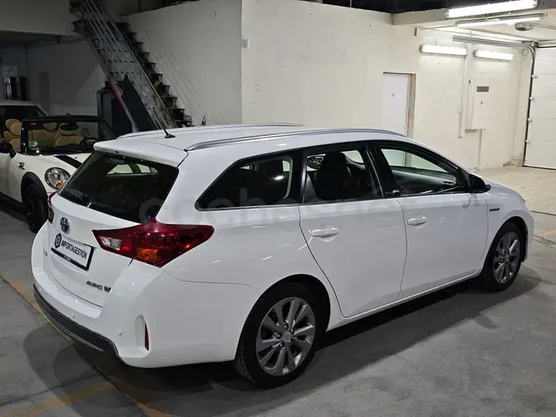 Usado Toyota Auris Hybrid Active 136 CV (100 kW) 2014 Blanco Familiar
