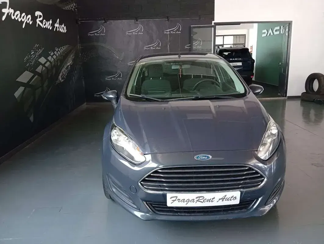Usado Ford Fiesta 82 CV (60 kW) 2015 Gris Utilitario