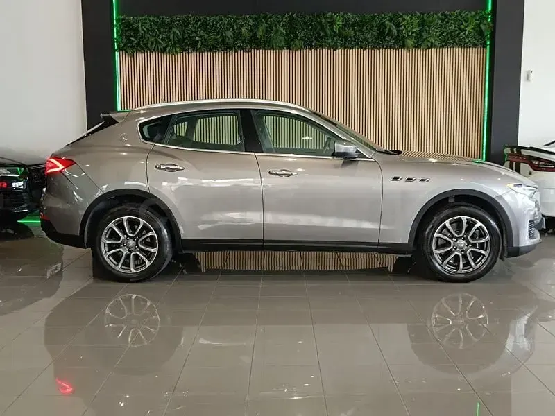 Usado Maserati Levante 430 CV (316 kW) 2016 Gris / plata SUV