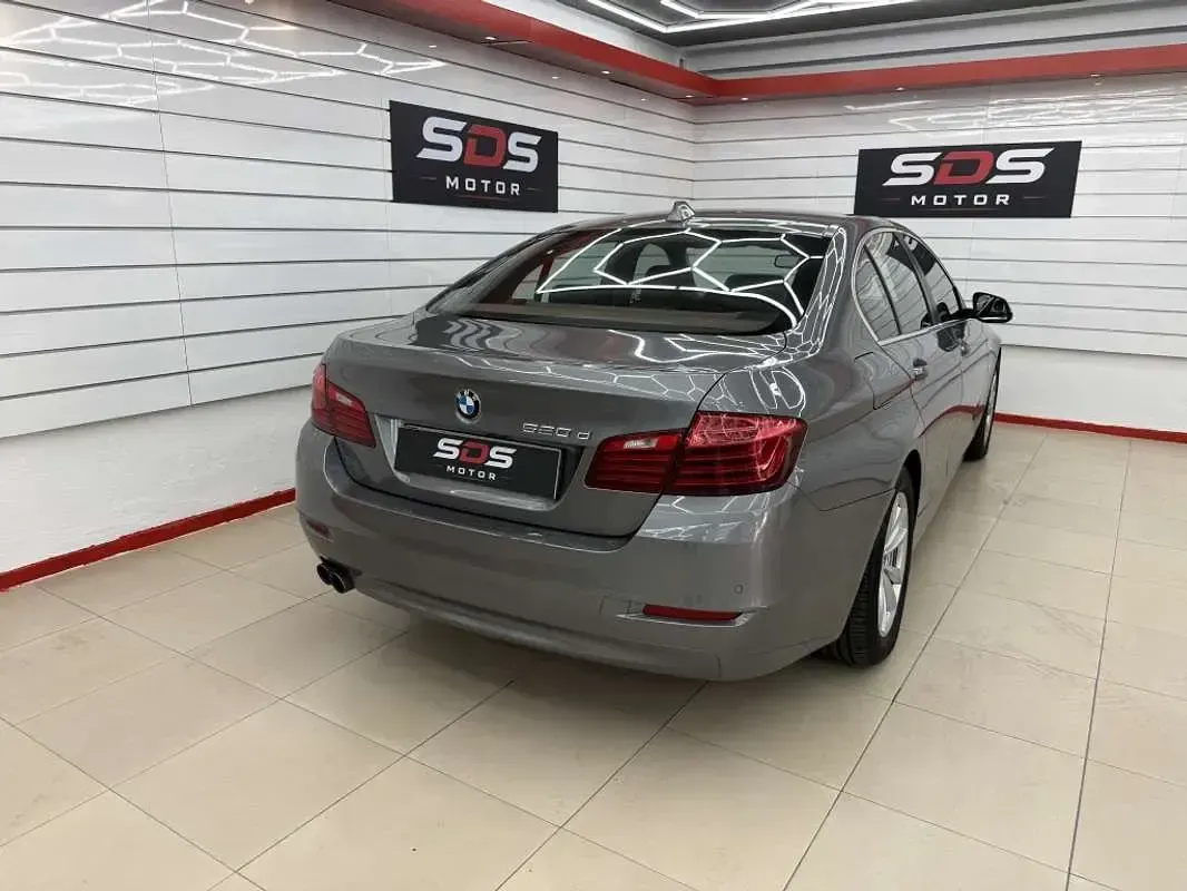 Usado BMW 520 Comfort Edition 190 CV (139 kW) 2014 Gris Familiar