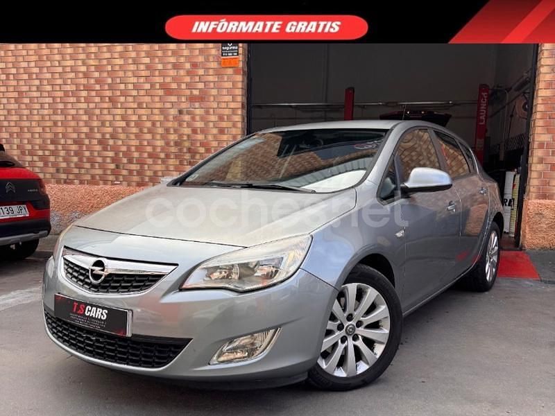 Gris / plata Usado 2011 Opel Astra Excellence Berlina | 4900 € (Buen precio) - Imagen 1/4