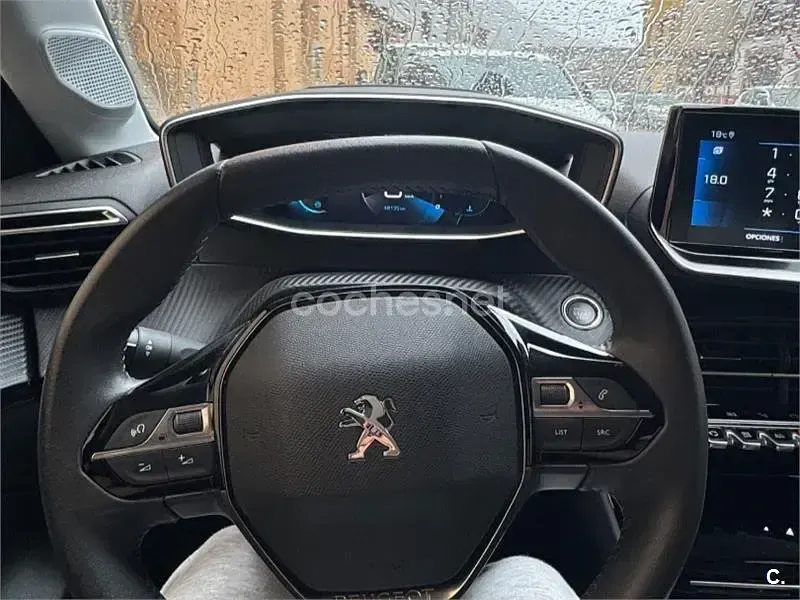 Usado Peugeot 208 Allure 100 CV (73 kW) 2022 Rojo Utilitario