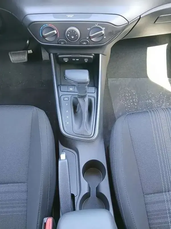 Usado Hyundai i20 101 CV (74 kW) 2025 Rojo Utilitario