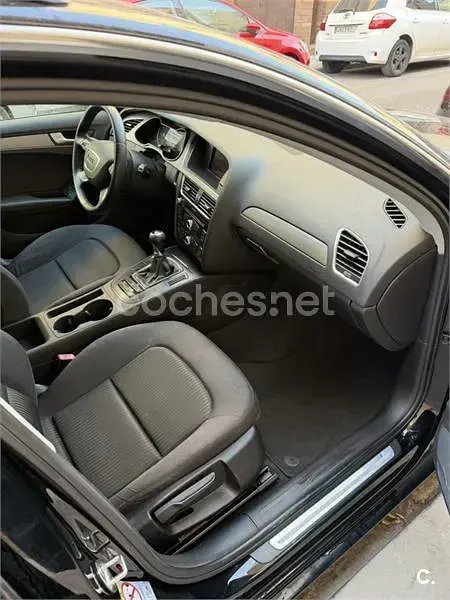 Usado Audi A4 136 CV (100 kW) 2012 Negro Familiar
