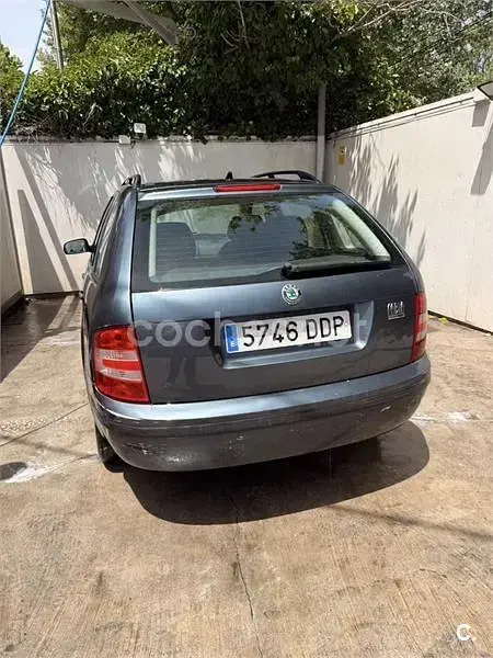 Usado Skoda Fabia Comfort 75 CV (55 kW) 2004 Gris / plata Familiar