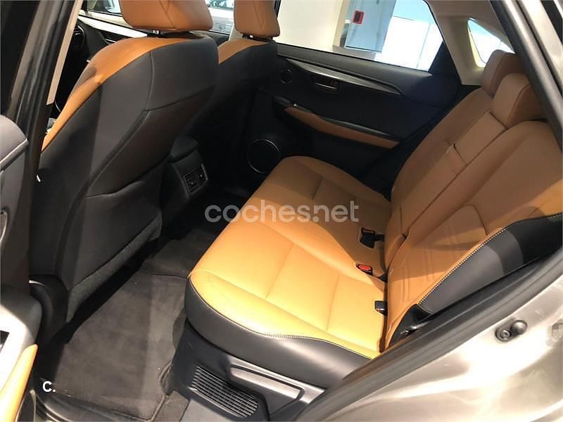 Usado Lexus NX300h Executive Line 197 CV (144 kW) 2018 Gris / plata SUV