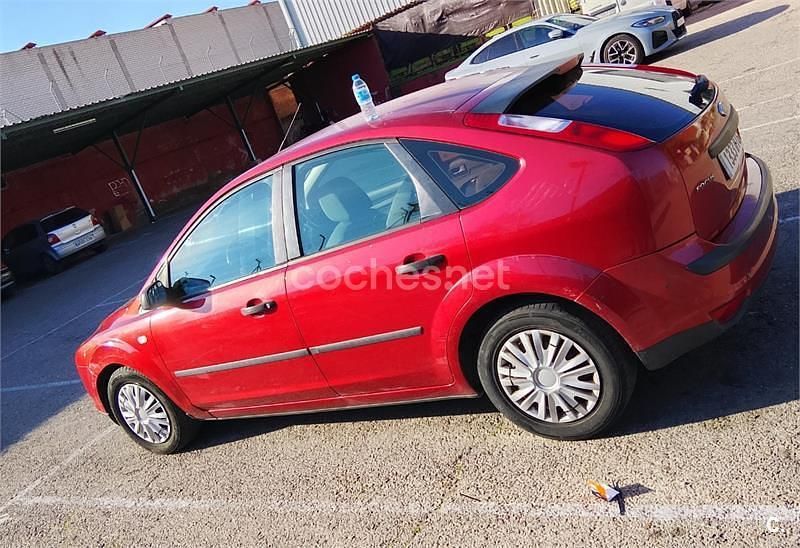 Usado Ford Focus Ghia 115 CV (84 kW) 2005 Naranja Berlina
