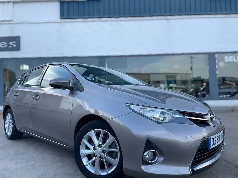 Usado Toyota Auris Advance 124 CV (91 kW) 2015 Beige Berlina