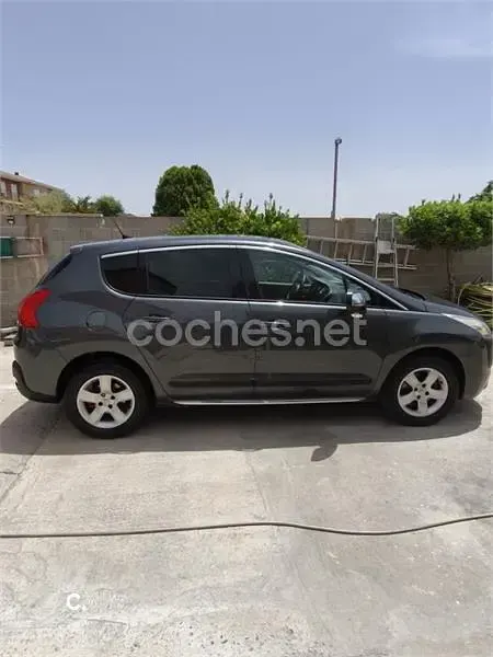 Usado Peugeot 3008 Premium 150 CV (110 kW) 2010 Negro Familiar