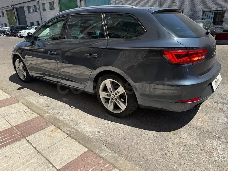 Usado Seat Leon FR 150 CV (110 kW) 2020 Gris / plata Familiar