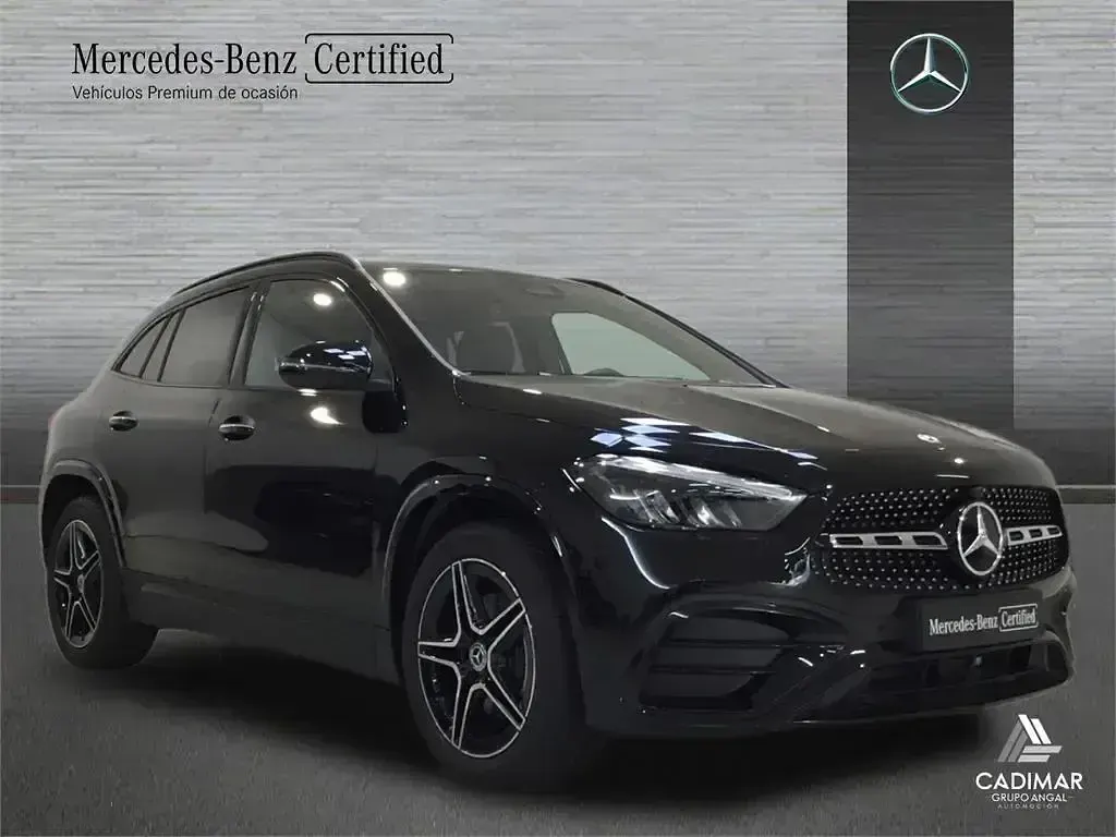 Usado Mercedes GLA200 150 CV (110 kW) 2025 Negro cosmos SUV