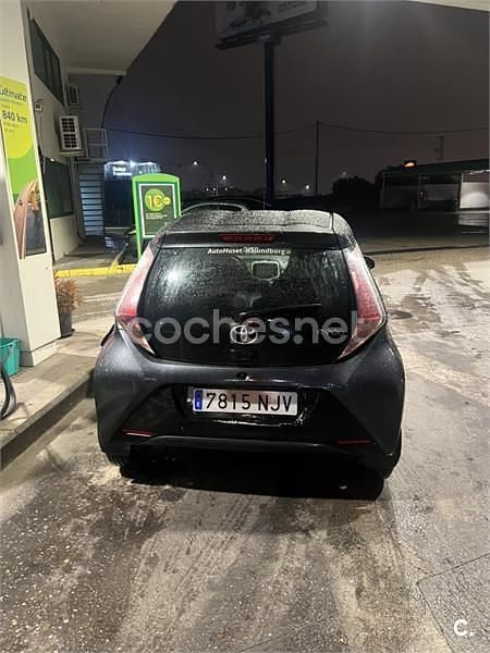 Usado Toyota Aygo X-play 69 CV (50 kW) 2015 Gris / plata Utilitario