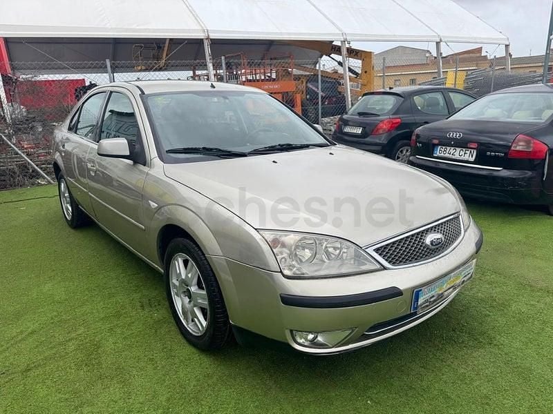 Usado Ford Mondeo Ghia 130 CV (95 kW) 2004 Beige Berlina