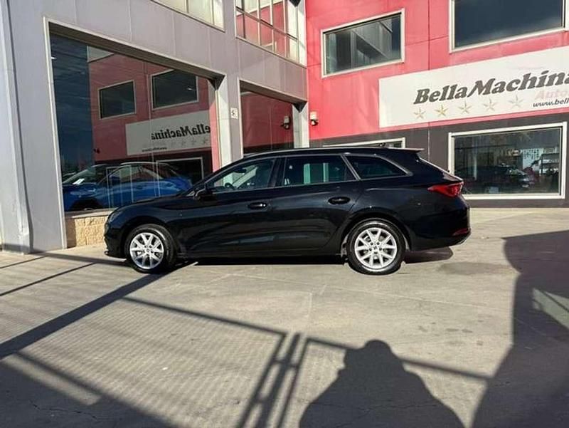 Usado Seat Leon Style 150 CV (110 kW) 2022 Negro Familiar