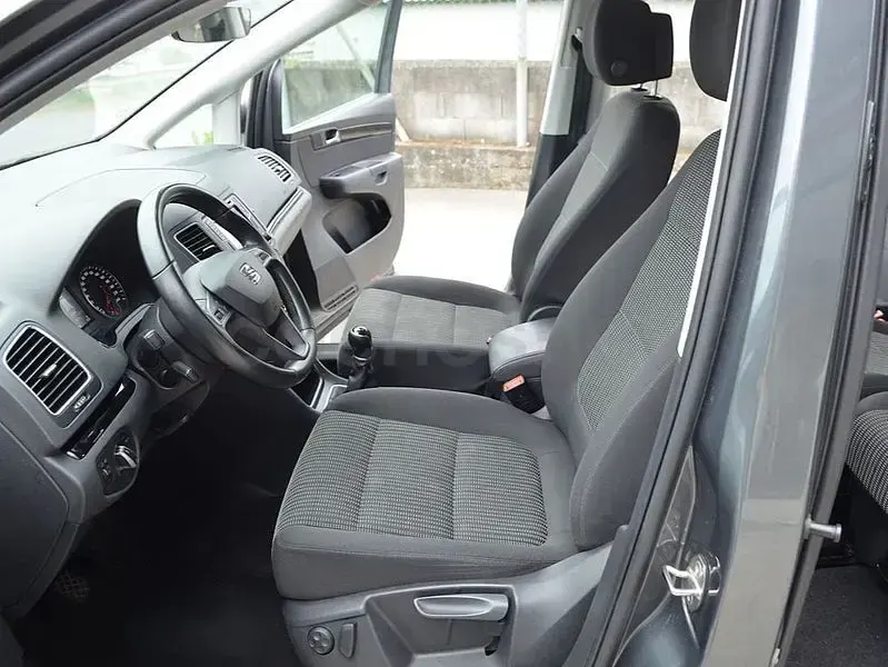 Usado Seat Alhambra Style 150 CV (110 kW) 2020 Gris / plata Monovolumen
