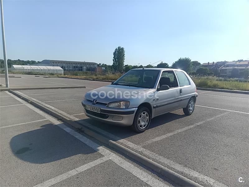 Usado Peugeot 106 60 CV (44 kW) 2000 Gris / plata Utilitario