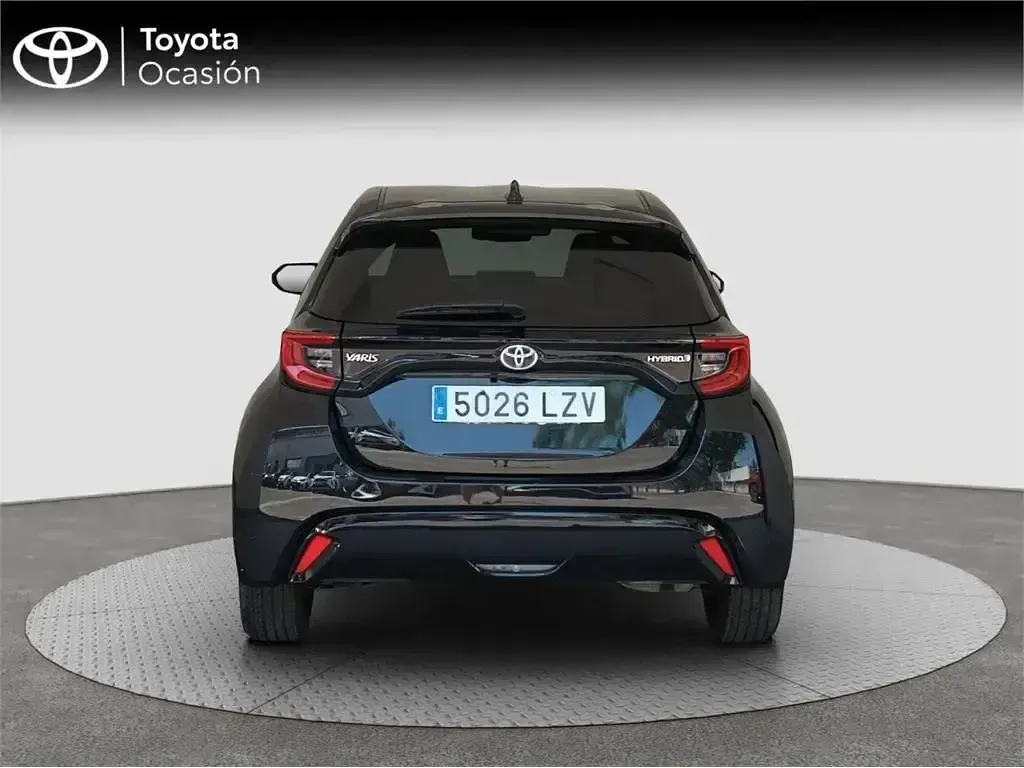 Usado Toyota Yaris Hybrid Style 116 CV (85 kW) 2022 Negro Monovolumen