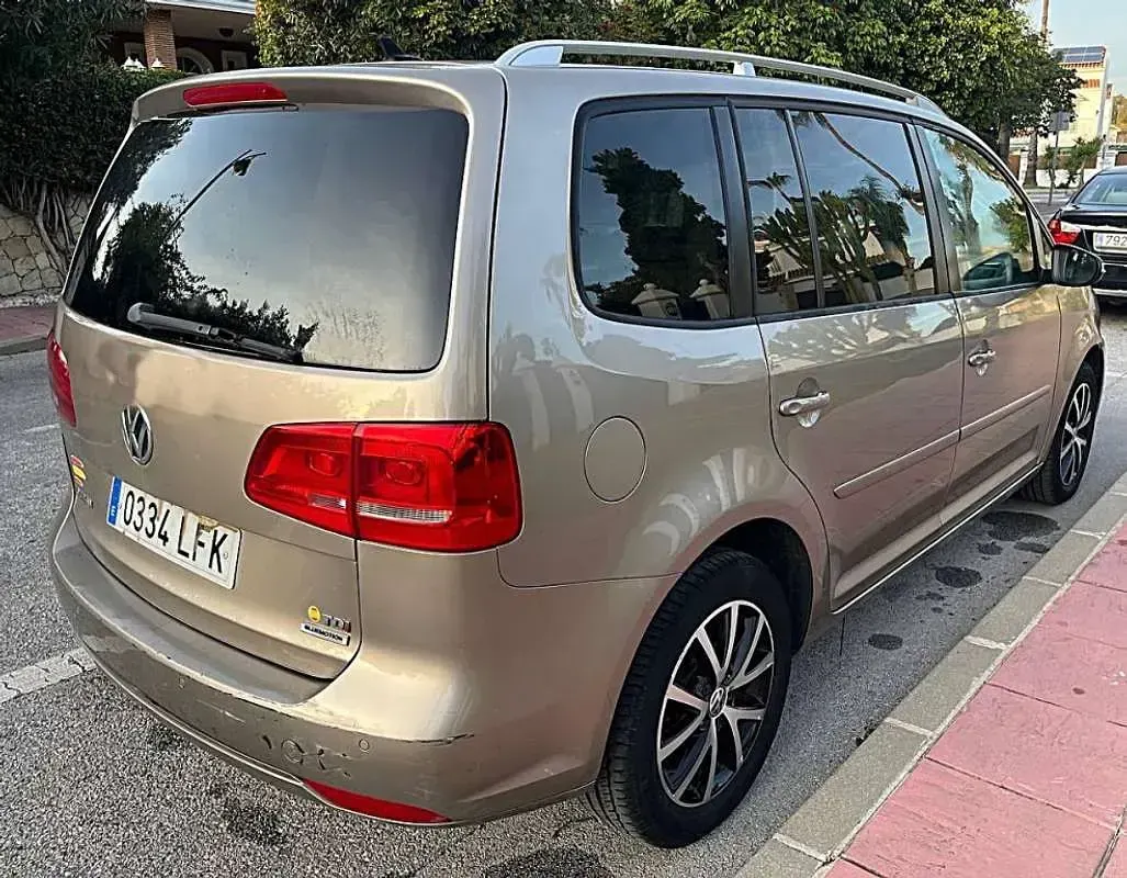 Usado VW Touran Edition 105 CV (77 kW) 2015 Beige Monovolumen