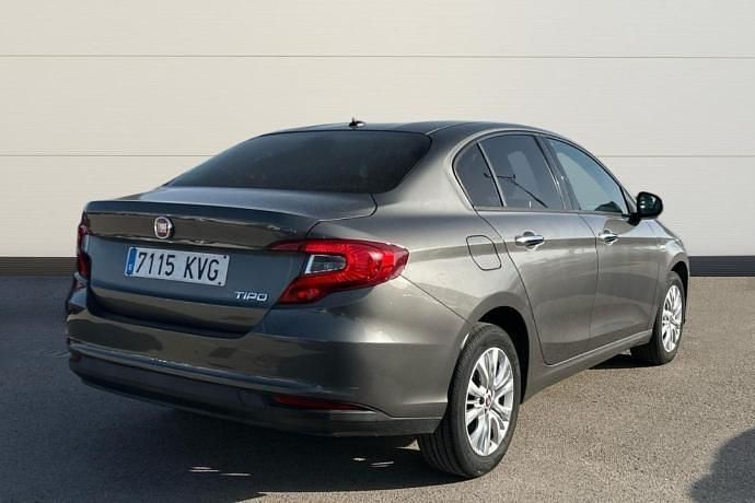 Usado Fiat Tipo Lounge 95 CV (69 kW) 2019 Gris Berlina