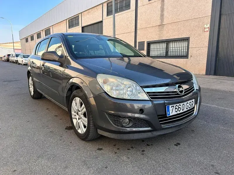 Usado Opel Astra Edition 100 CV (73 kW) 2009 Gris / plata Berlina