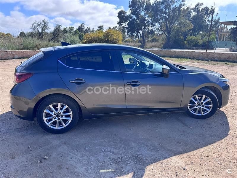 Używany Mazda 3 Luxury 150 KM (110 kW) 2017 Szary Sedan/Limuzyna