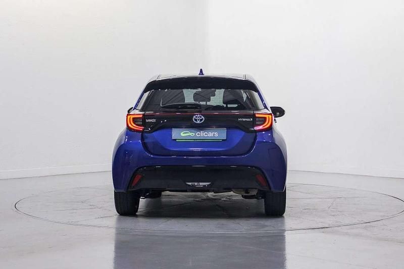 Usado Toyota Yaris Hybrid Style 75 CV (55 kW) 2022 Azul Berlina