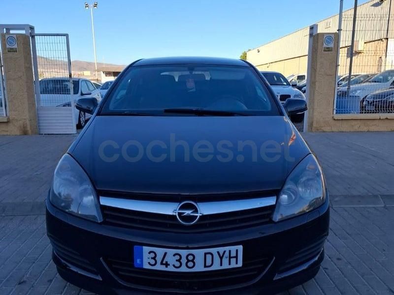 Usado Opel Astra GTC Enjoy 90 CV (66 kW) 2005 Negro Berlina