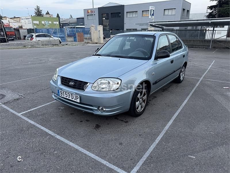 Gris / plata Usado 2005 Hyundai Accent Berlina | 1999 € - Imagen 1/4