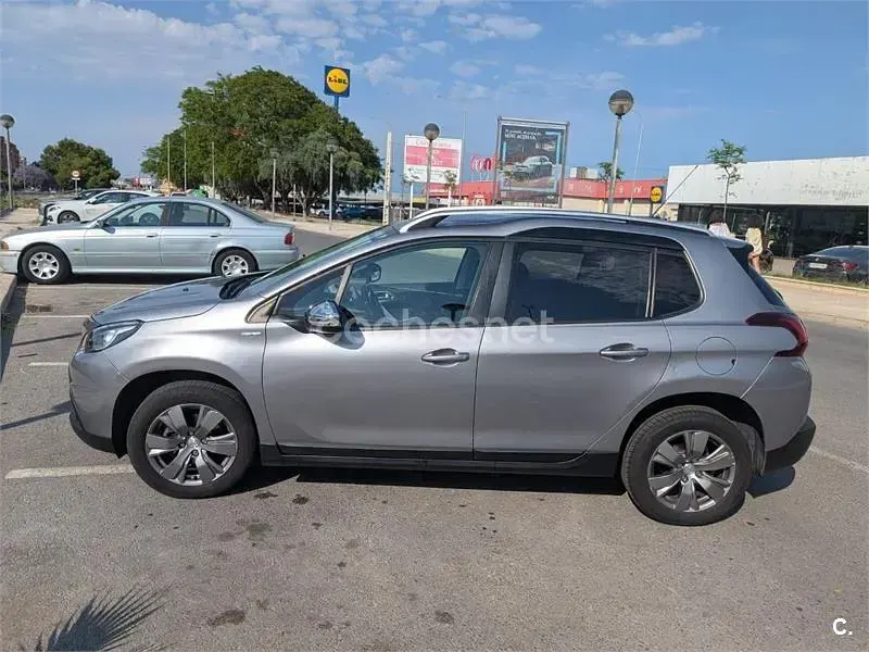 Usado Peugeot 2008 Style 100 CV (73 kW) 2018 Gris / plata SUV