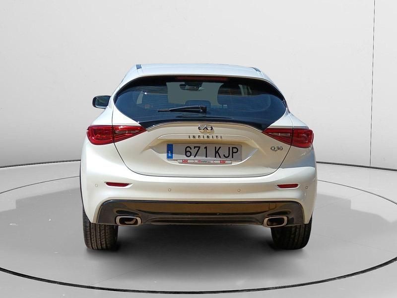 Usado Infiniti Q30 Premium 110 CV (80 kW) 2018 Blanco Utilitario