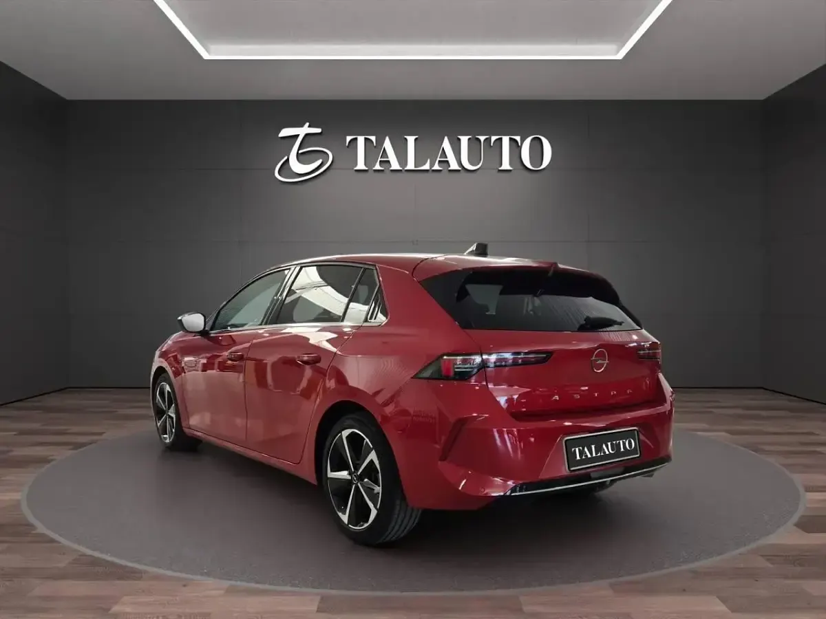 Usado Opel Astra Elegance 130 CV (95 kW) 2023 Rojo Utilitario