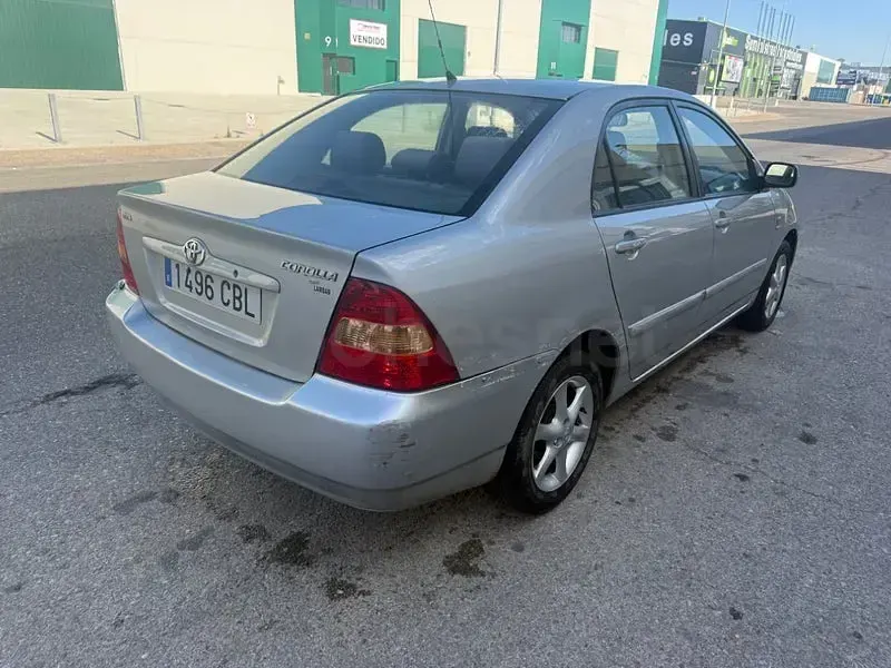Usado Toyota Corolla Sol 110 CV (80 kW) 2005 Gris / plata Berlina