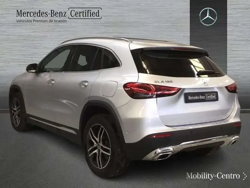 Usado Mercedes GLA180 136 CV (100 kW) 2023 Plateado SUV